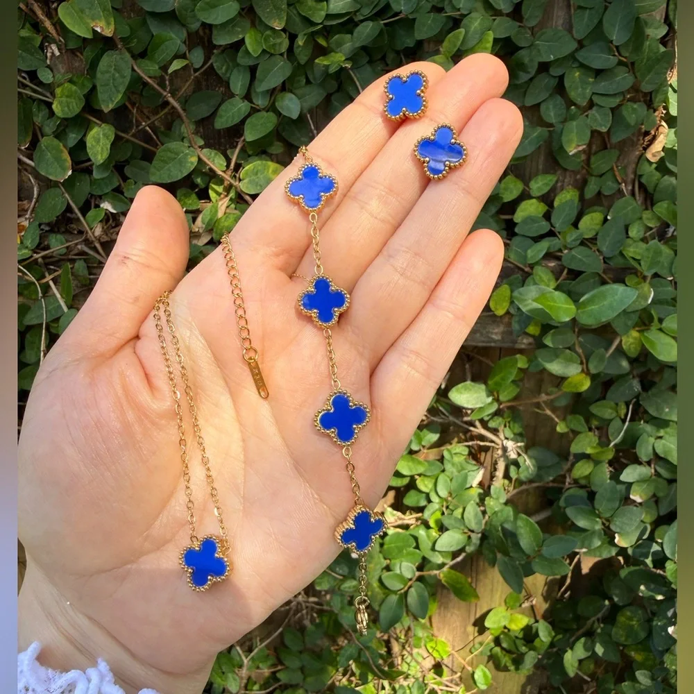 Elegant Blue and Gold Clover Necklace
Gold Plated - Picture 4 of 4